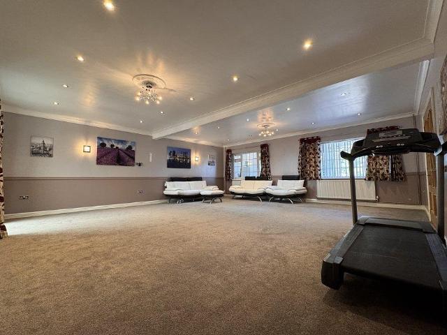 8 bed house for sale