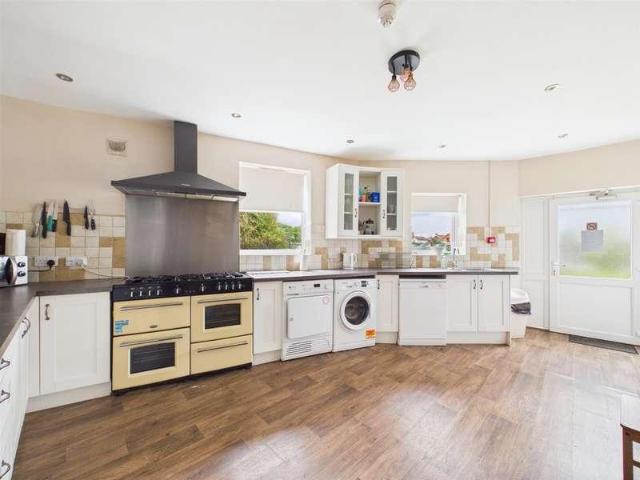 8 bed house for sale