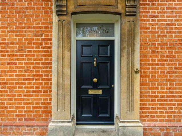 8 bed house for sale