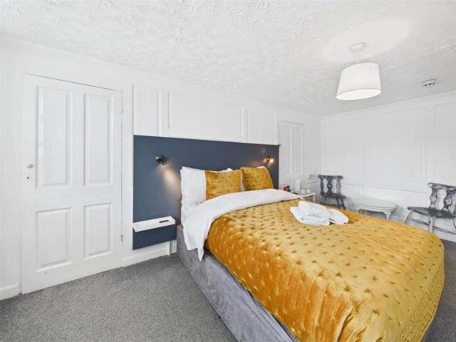 8 bed house for sale
