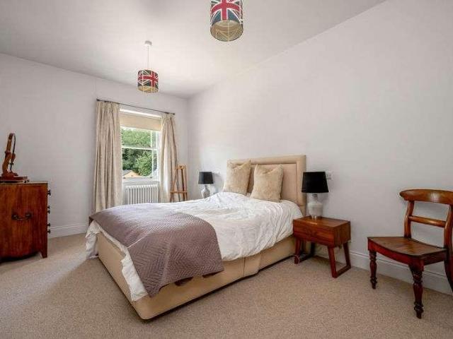 8 bed house for sale