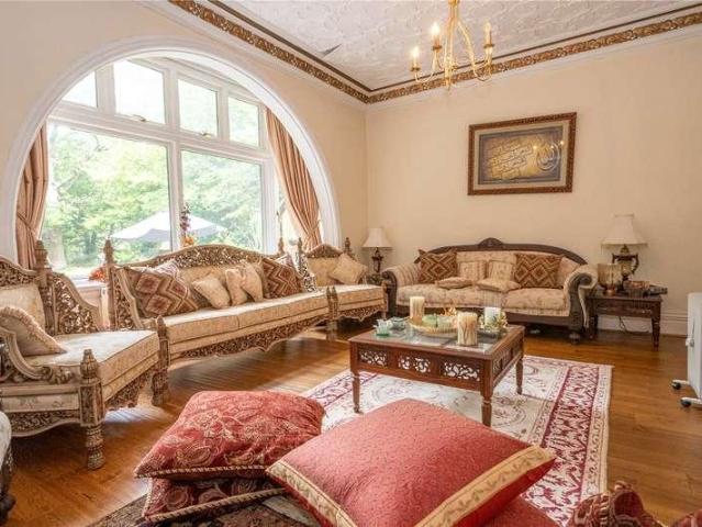 8 bed house for sale