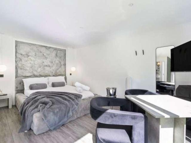 8 bed house for sale