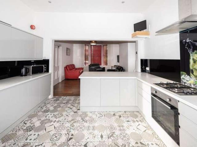 8 bed property to rent