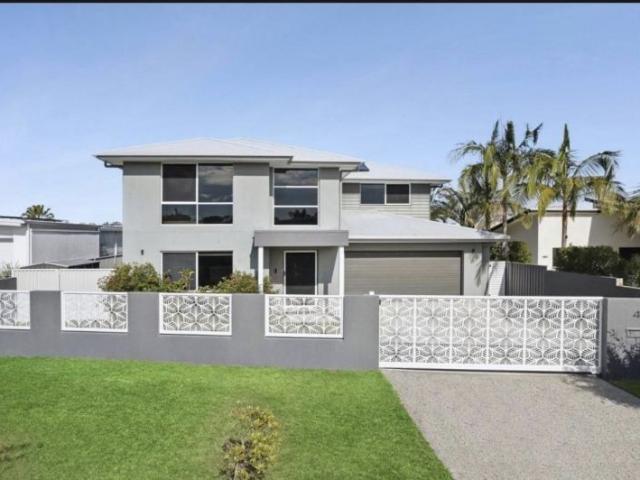 8 bedroom 5.5 bathrooms heated salt water pool