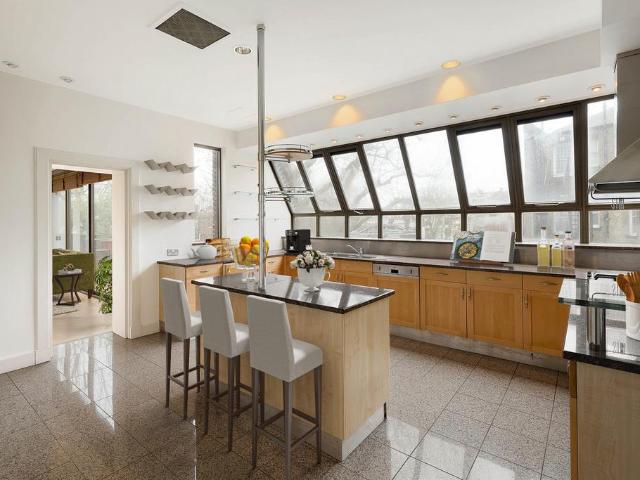 8 bedroom apartment for sale