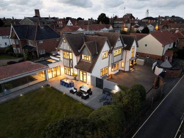 8 Bedroom Detached House