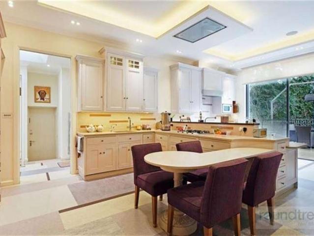 8 Bedroom Detached House