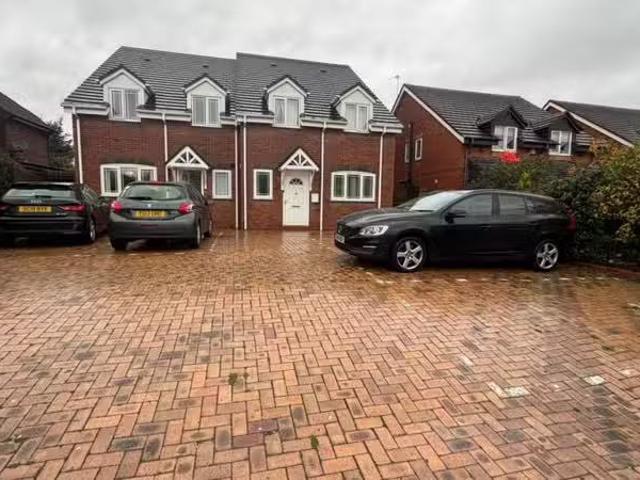 8 bedroom detached house for rent in a Birmingham Road, Water.
