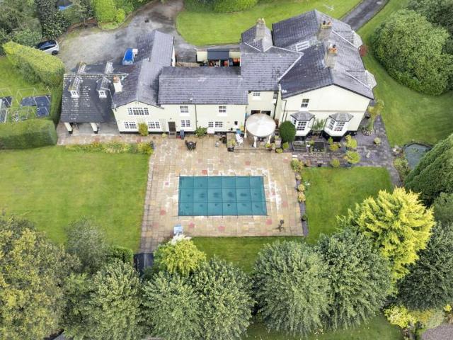 8 bedroom detached house for sale