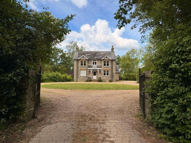 8 bedroom detached house for sale