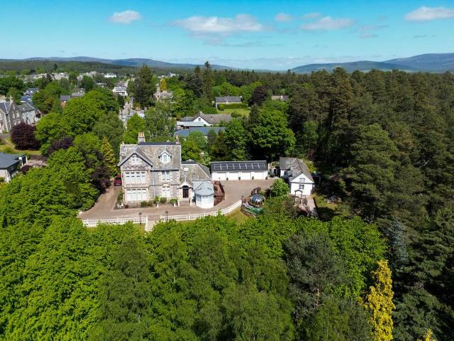 8 bedroom detached house for sale
