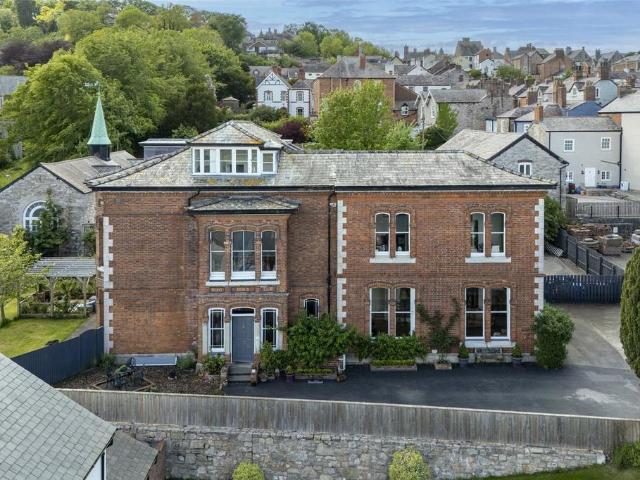 8 bedroom detached house for sale