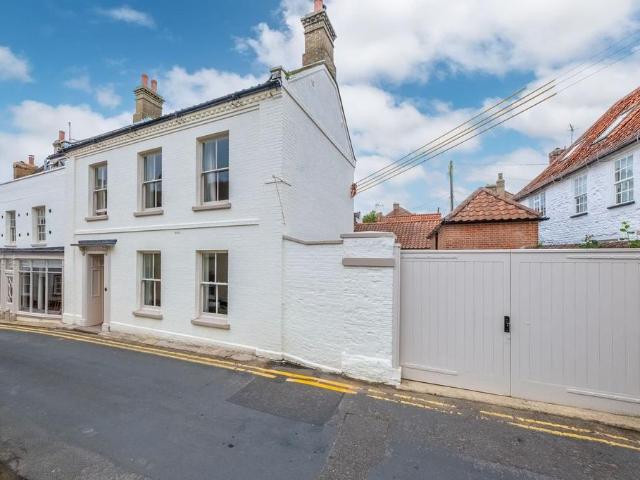 8 bedroom detached house for sale