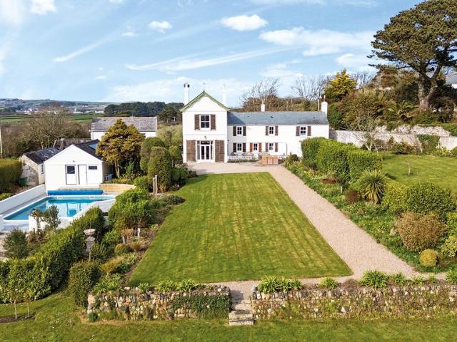 6 bedroom detached house for sale