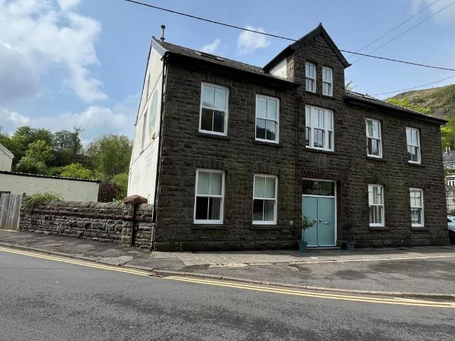 8 bedroom detached house for sale
