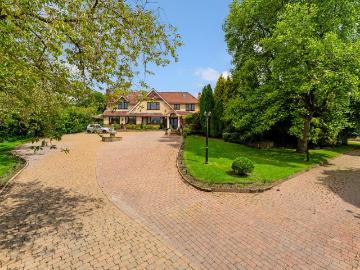 8 bedroom detached house for sale