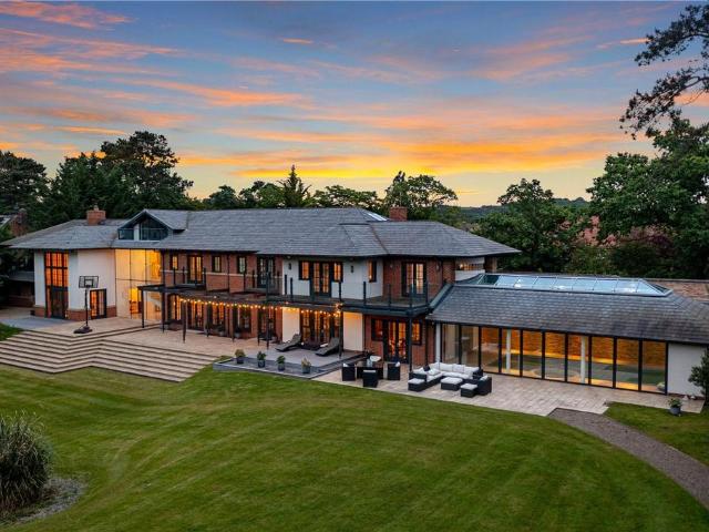 8 bedroom detached house for sale