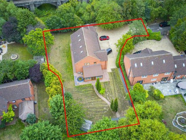 8 bedroom detached house for sale