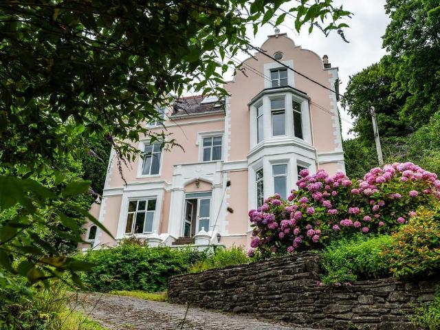 8 bedroom detached house for sale