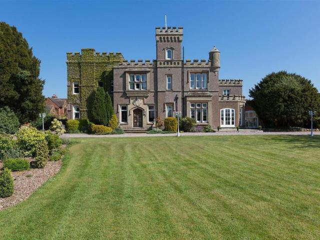 8 bedroom detached house for sale