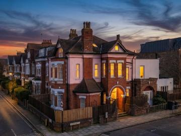 8 bedroom detached house for sale