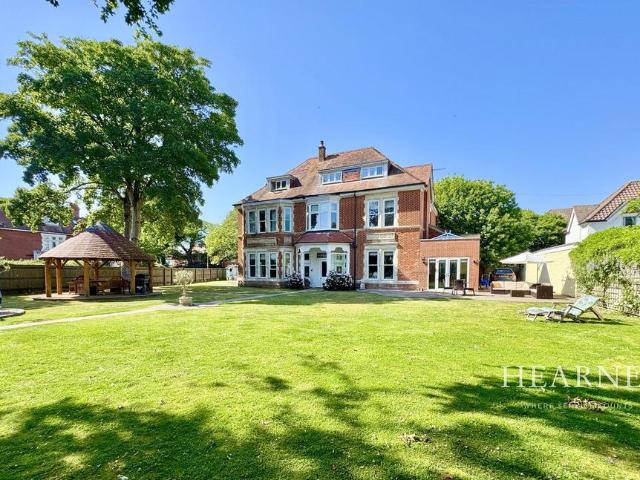 8 bedroom detached house for sale