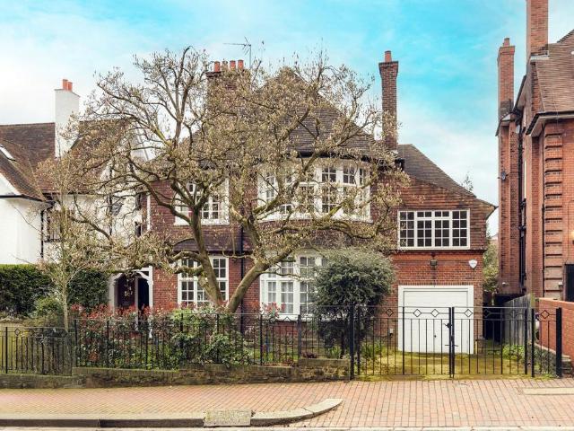 8 bedroom detached house for sale