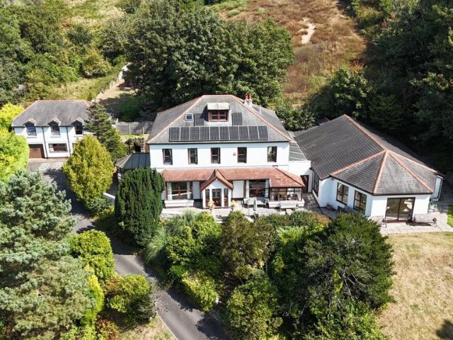 8 bedroom detached house for sale