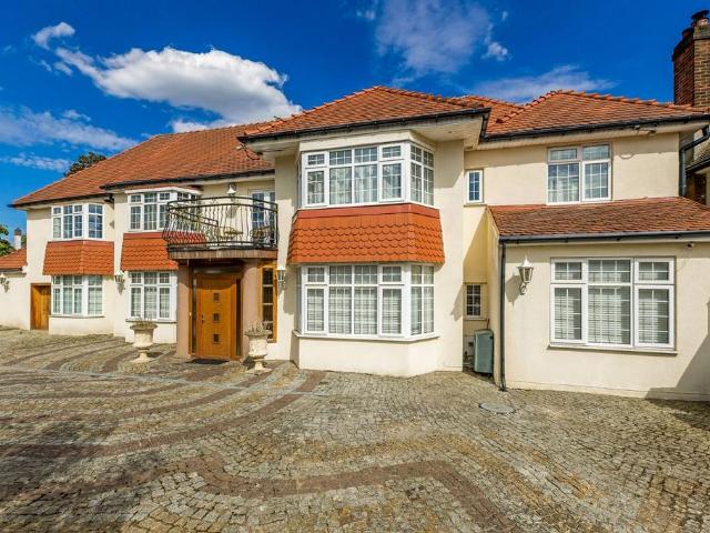 8 bedroom detached house for sale