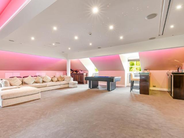 8 bedroom detached house to rent