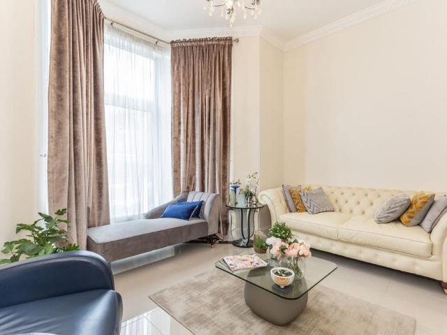 8 bedroom detached house to rent