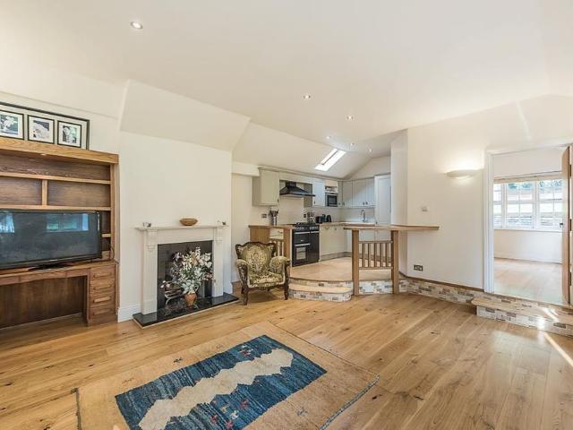 8 bedroom detached house to rent