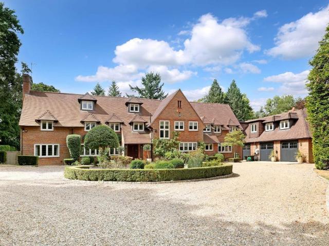 8 bedroom detached house to rent
