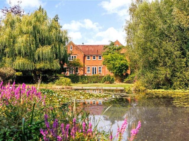 8 bedroom detached house to rent
