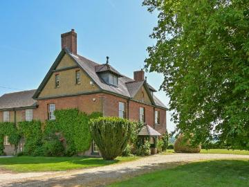 8 bedroom detached house to rent