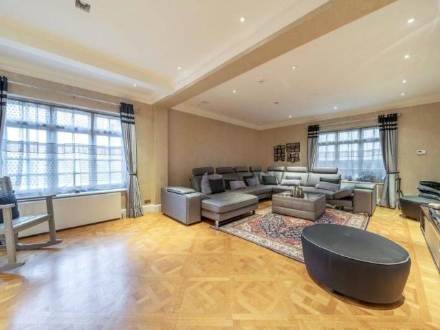 8 bedroom detached house to rent