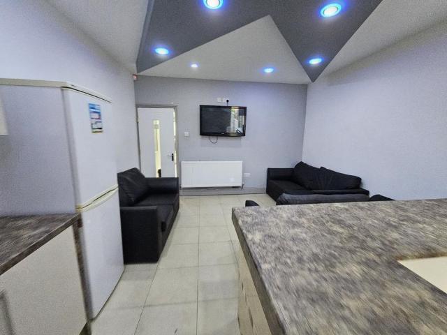 8 bedroom detached house to rent