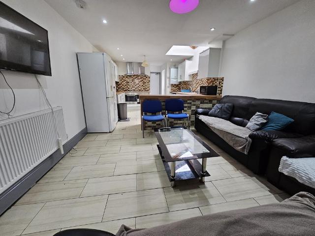 8 bedroom detached house to rent