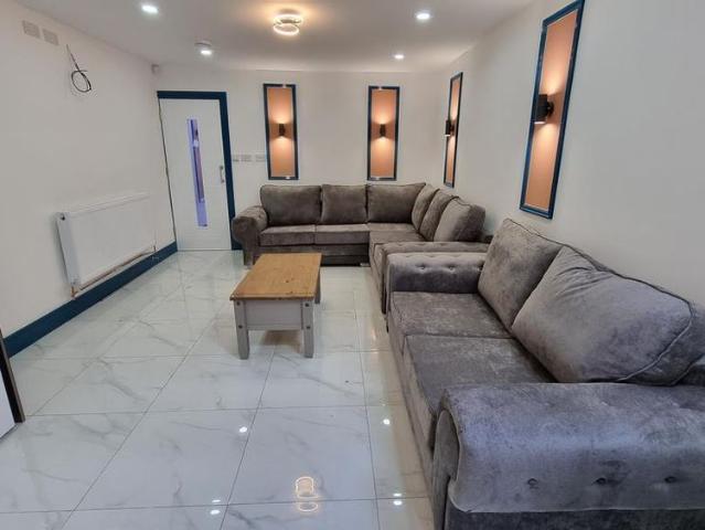8 bedroom detached house to rent