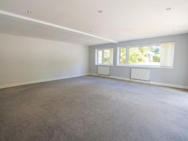 8 bedroom detached house to rent