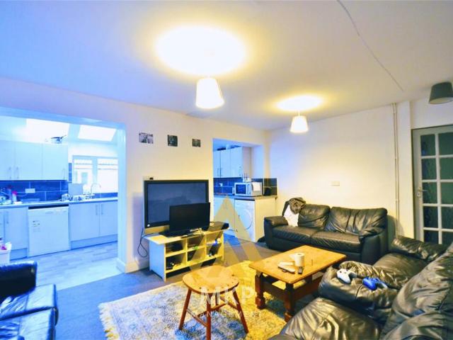 8 bedroom detached house to rent