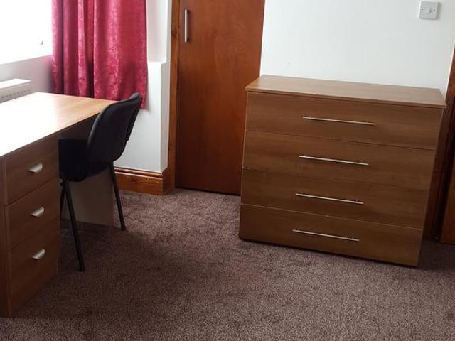 8 bedroom detached house to rent