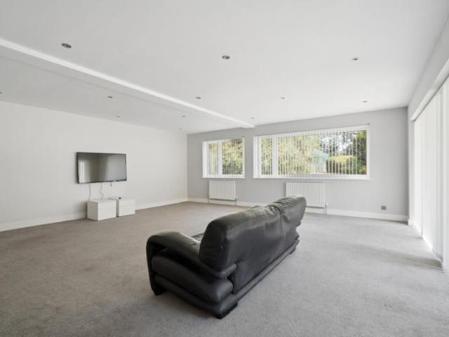8 bedroom detached house to rent