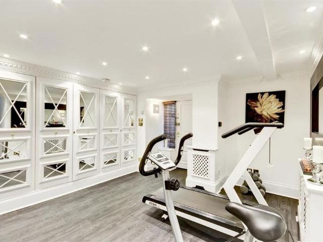 8 bedroom detached house to rent