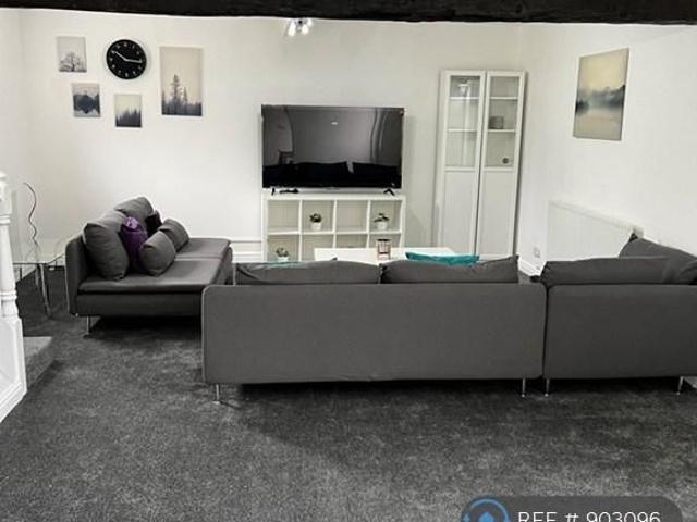 8 bedroom detached house to rent