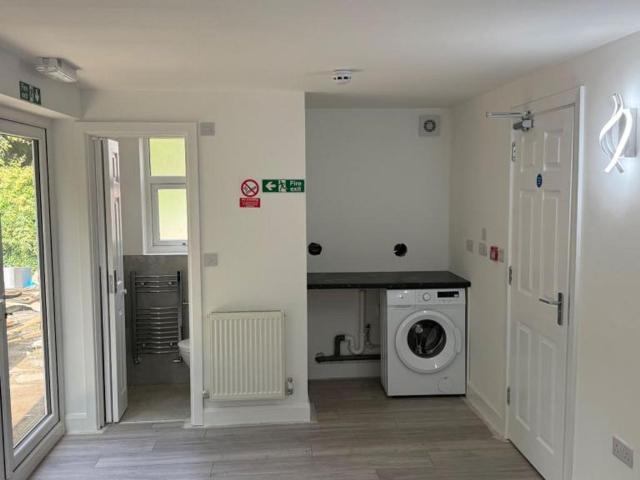 8 bedroom detached house to rent