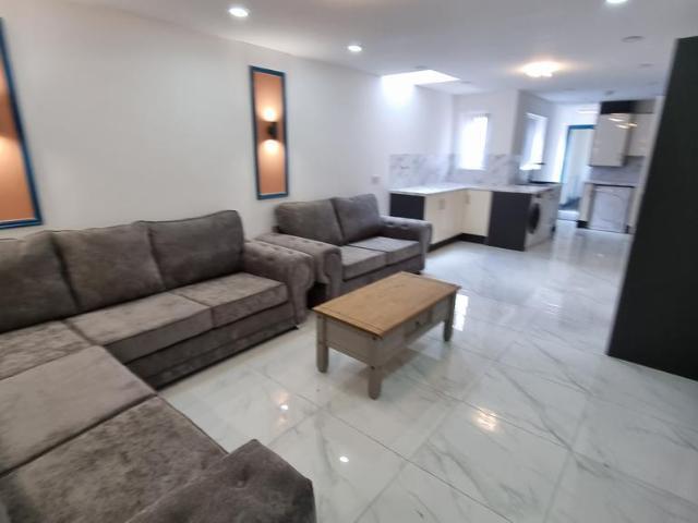 8 bedroom detached house to rent