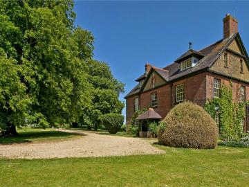 8 bedroom detached house to rent