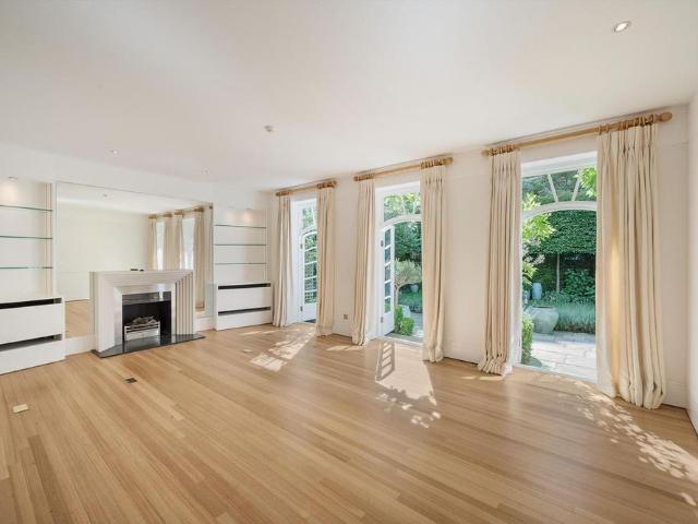 8 bedroom detached house to rent